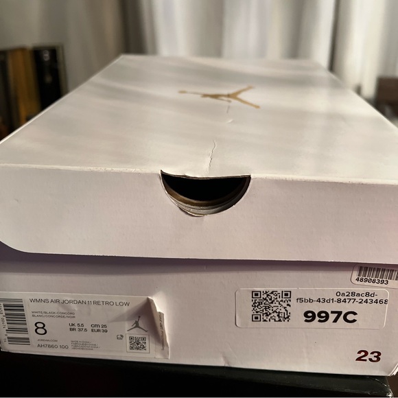 Women’s Air Jordan Retro 11 Low - Picture 2 of 5